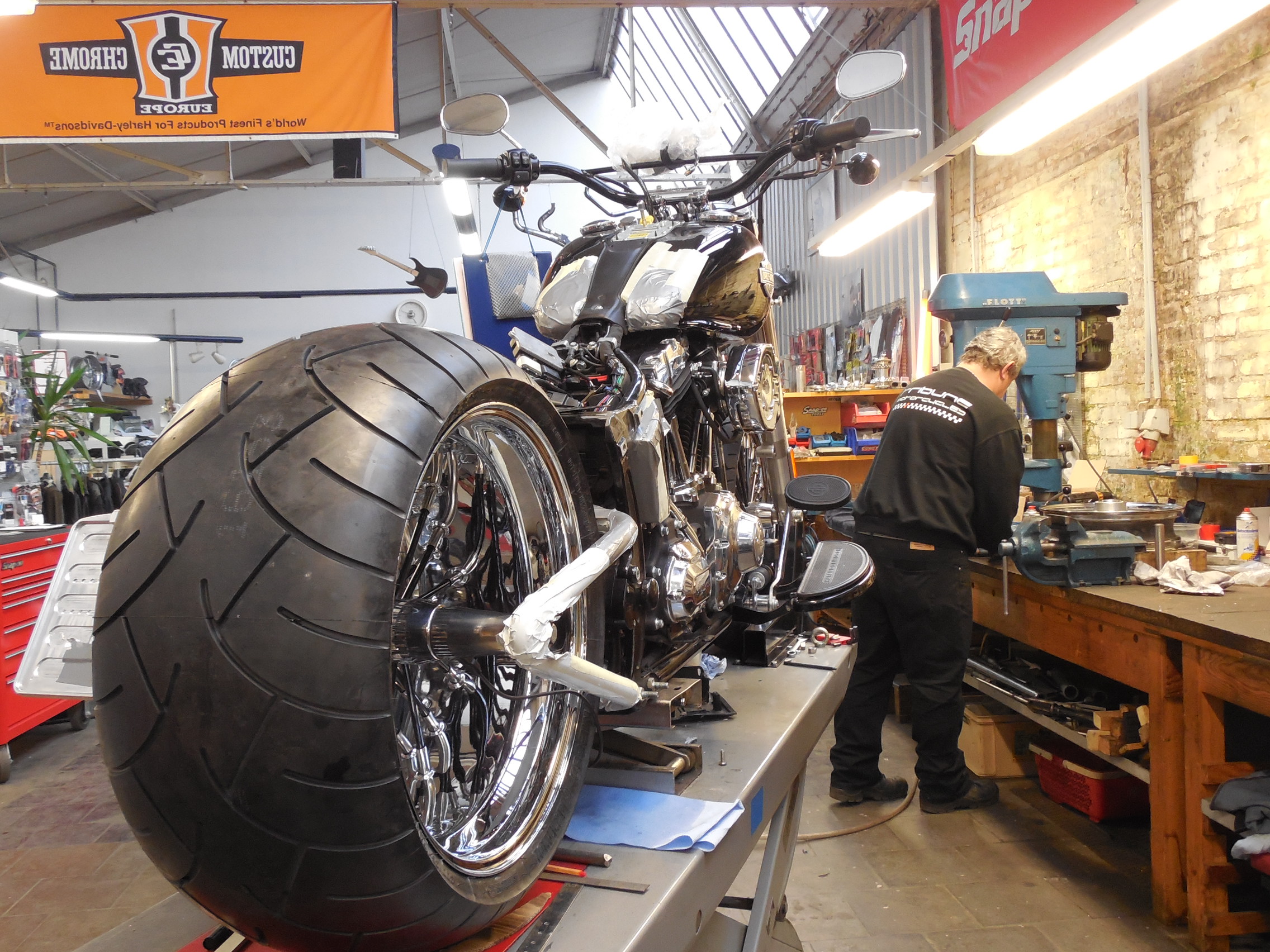 Tribune Softail 28
