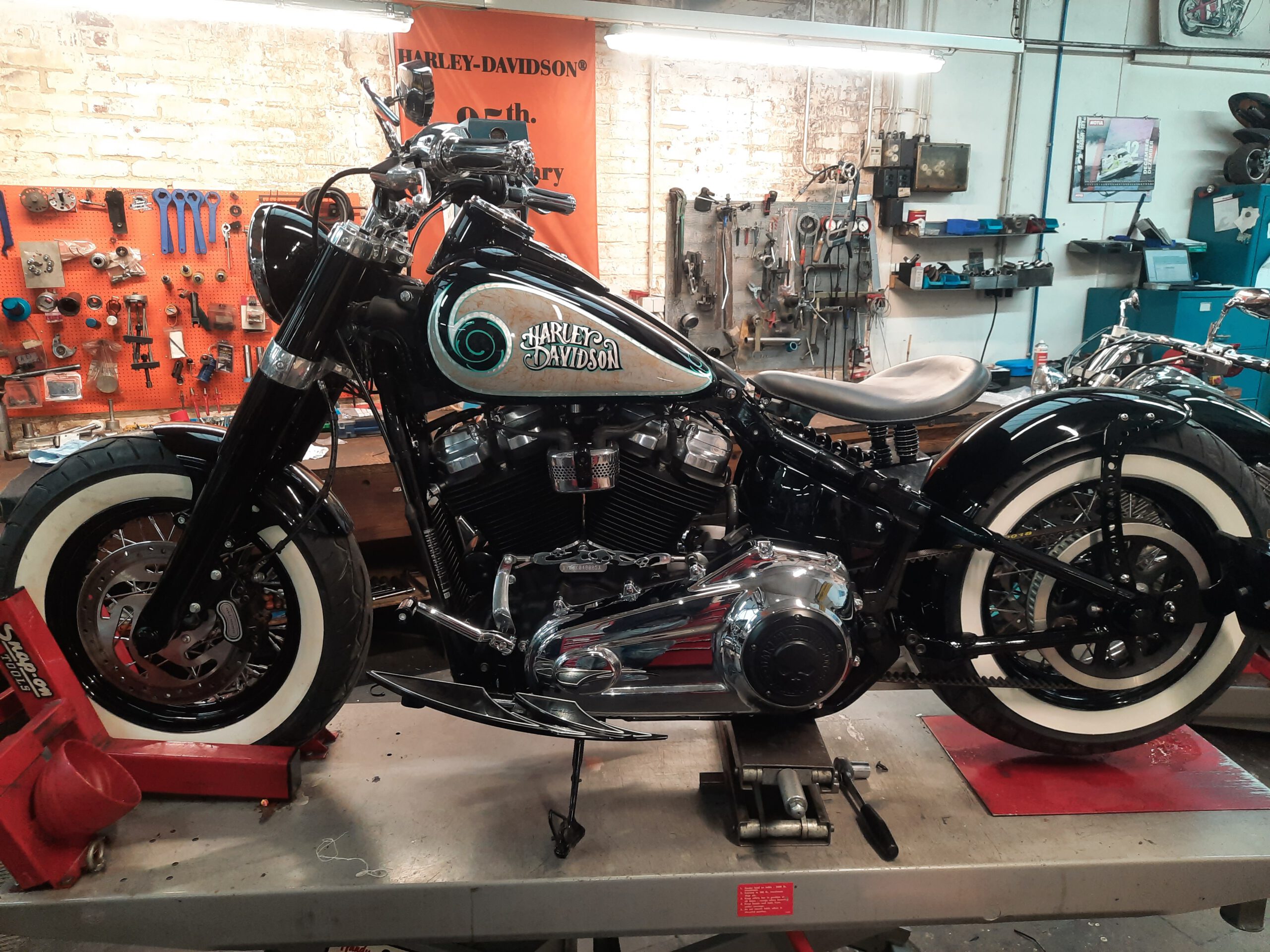 Tribune Softail 165